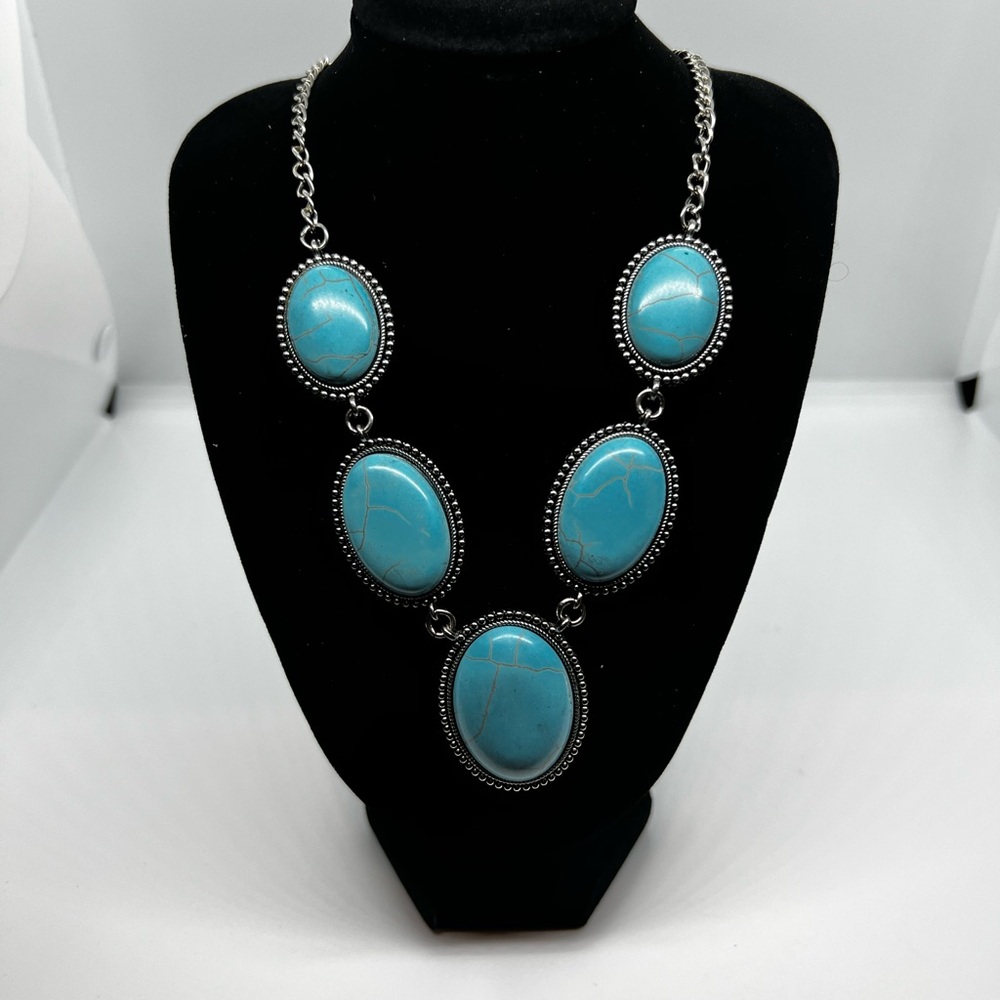 Elegant Silver and Turquoise Necklace